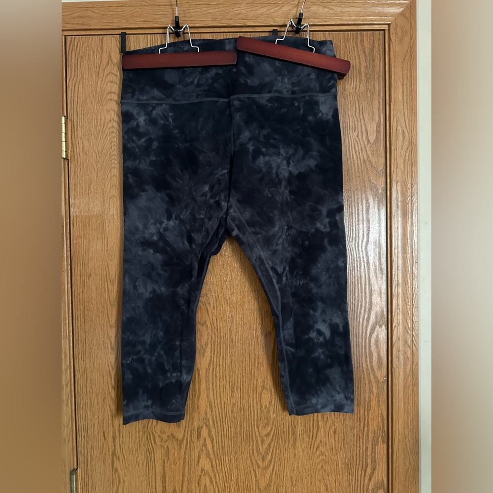Lululemon cropped align tights. Size 18. Diamond dye pitch graphite.
